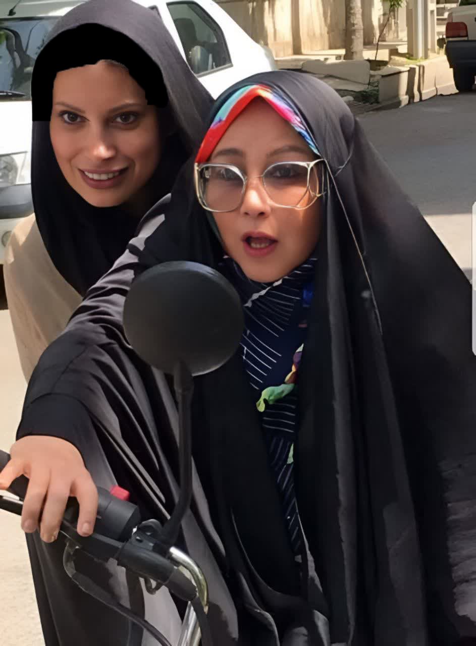 غوغای موتورسواری “2 خانم بازیگر ایرانی” با چادر/ عکس