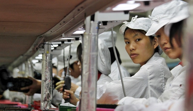 ویدئو/ برخورد زشت فرد پولدار اشک کارگر خانم را درآورد!