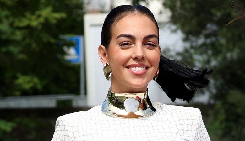 عکس/ ژست عجیب جورجینا با لباس های خانگی اش در خیابان های ریاض!