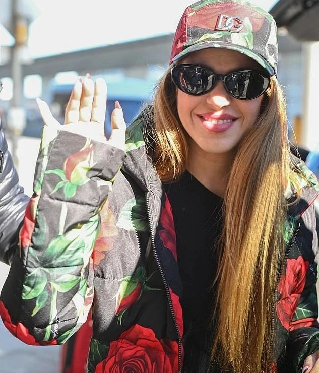 عکس های دیدنی از استایل “شکیرا” در فودگاه نیویورک/ تصاویر