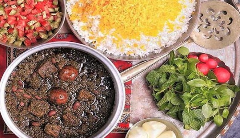 ویدئو/ تجربه متفاوت بلاگر غذای آمریکایی از قرمه سبزی و تهدیگ!