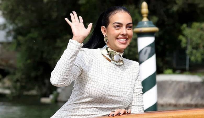 ژست عجیب نامزد رونالدو جنجال به پا کرد!