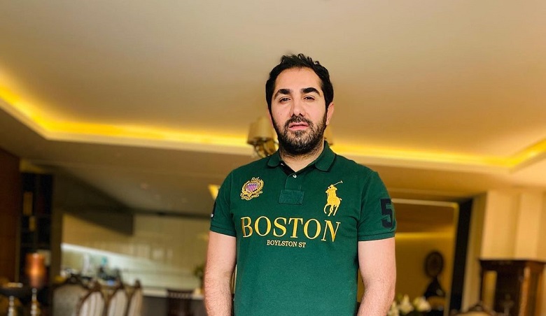 عکس/ توصیه آسانسوری و خاص مهرزاد معدنچی با ژست عجیب اش!