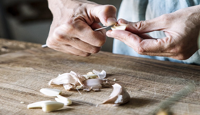 رفع بوی سیر از دهان با این 5 روش