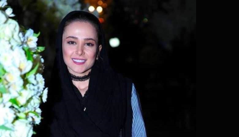 عکس/ ژست عجیب و غریب الناز حبیبی لب دریا