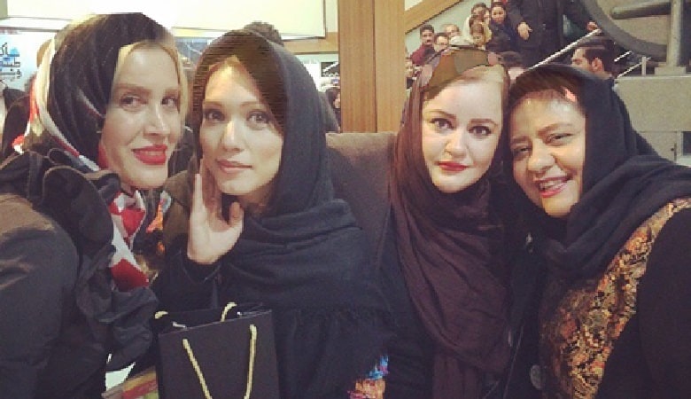 عکس/ ابراز احساسات خانم بازیگر به شور و شوق تماشاگران