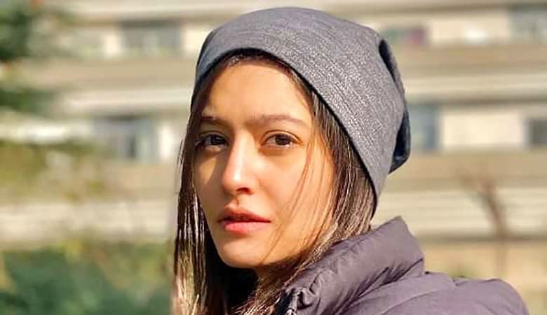 عکس/ تیپ تمام جین ساحل پوست شیر