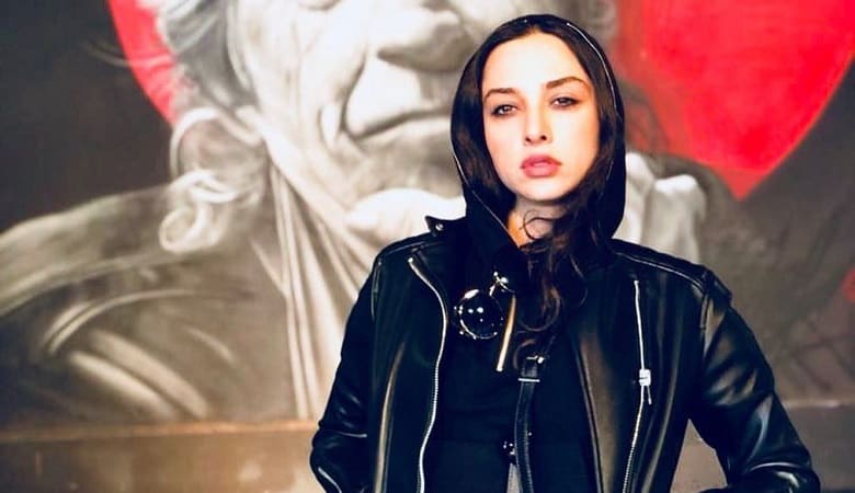 عکس/ بازیگر چرم پوش سینما با چادر گل گلی!