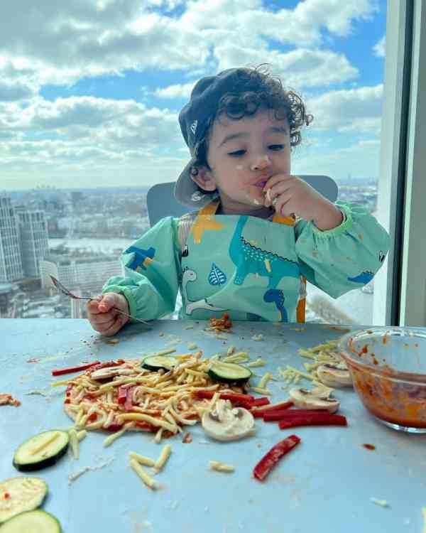 عکس های خنده دار “پسر دنیا جهانبخت” در حال پخت پیتزا/ عکس