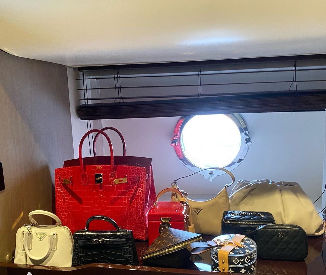 خودنمایی “جورجینیا” با کلکسیون کیف های گران قیمتش/ عکس