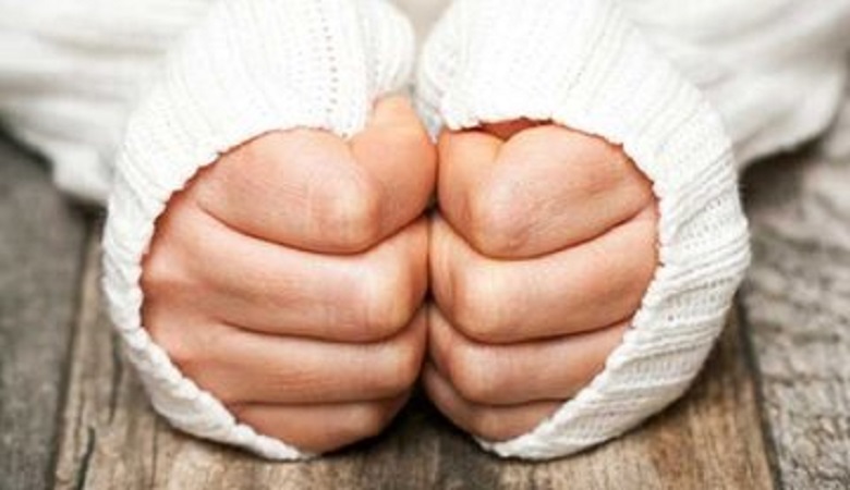 نشانه ای که سردی دستها به شما می گوید!