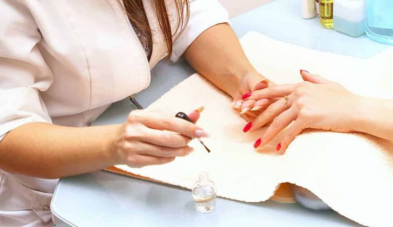 هشدار جدی پزشکان به افرادی که ژل ناخن می زنند!