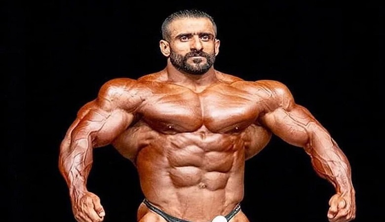 عکس/ هادی چوپان با دو شمشیر حریفان اش را تهدید کرد