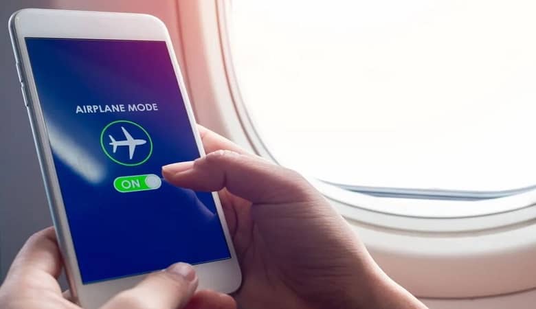 باورتان نمی شود دلیل اصلی خاموش کردن گوشی هنگام پرواز چیست!