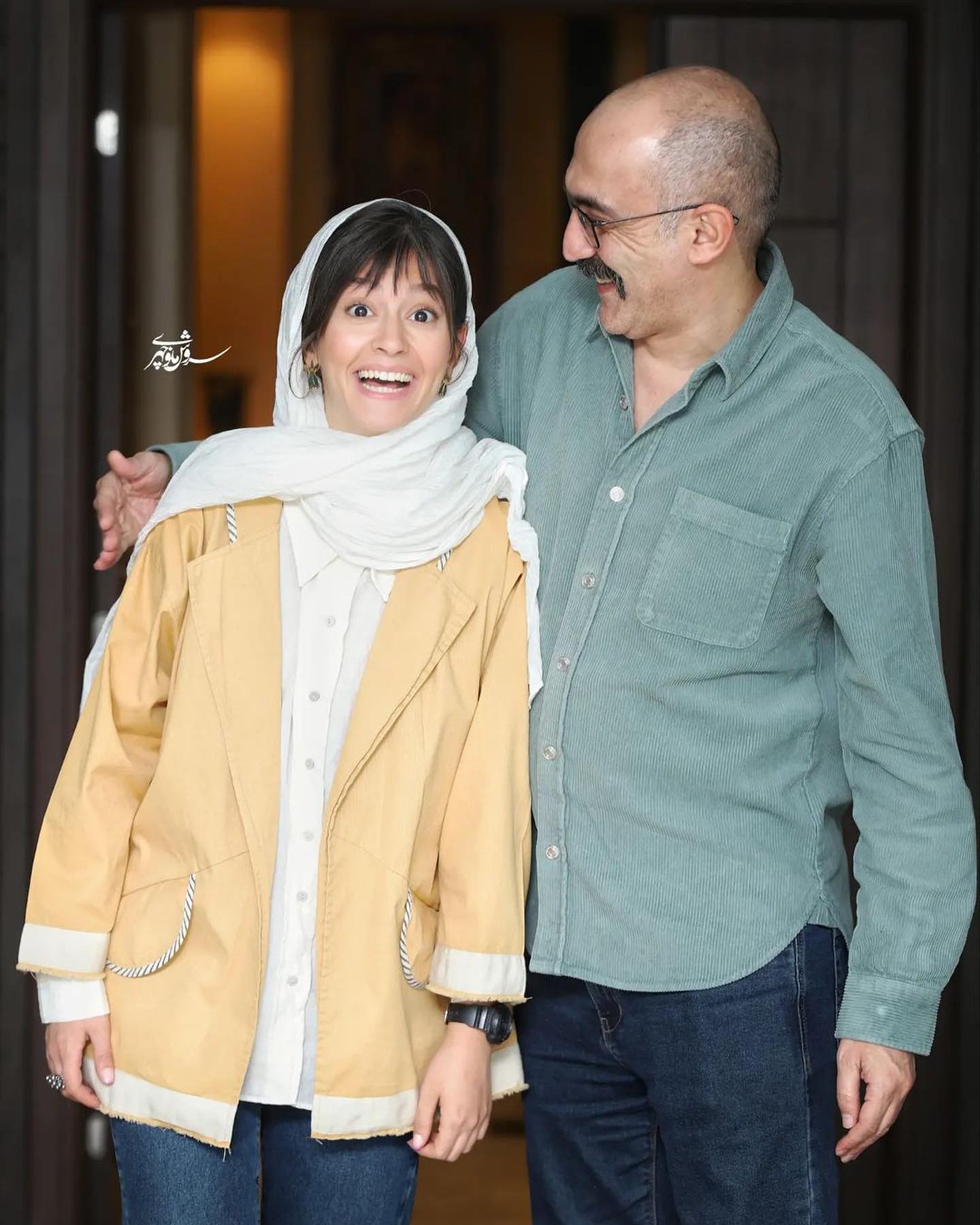 عکس احساسی جالب “نعیم و ساحل” در پشت صحنه پوست شیر/ تصویر