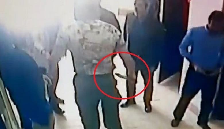 ویدئو/ مرد قمه کش معلم پسرش را در مدرسهای در کرج کتک زد!