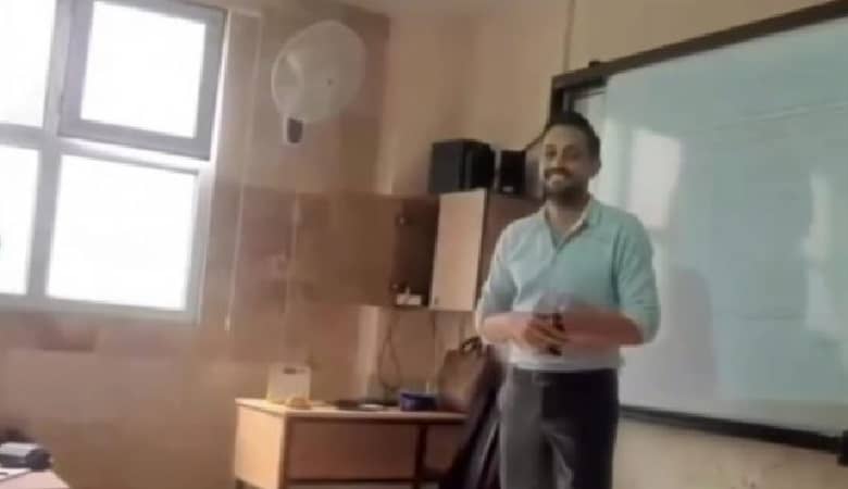 ویدئو/ وقتی حرکات معلم خوشتیپ دختران دانش آموز را به وجد می‌آورد!