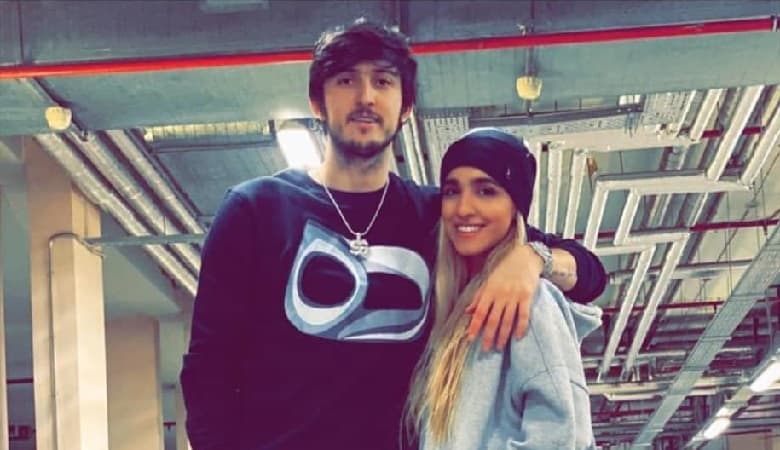 عکس/ سنگ تمام لاکچری سردار آزمون برای مادر و همسرش در دبی