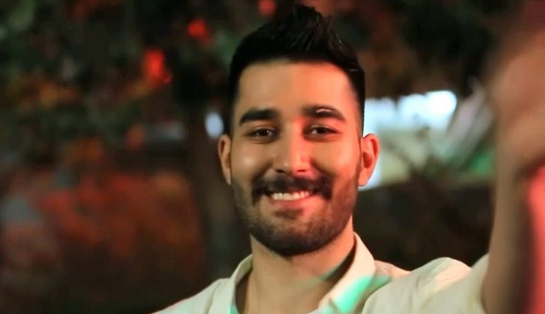 تبلیغ عجیب کنسرت “علی یاسینی” در خیابانهای تهران/ عکس