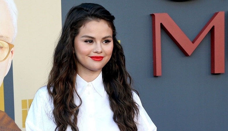 عکس/ سلنا گومز این گونه به مصلی تهران راه پیدا کرد!