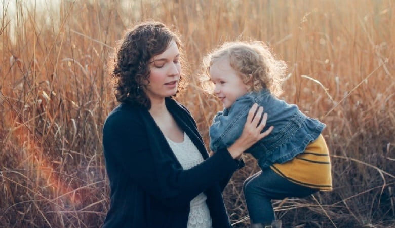 ویدئو/ دختربچه و خسارتی که به آرایشگاه مادرش زد!