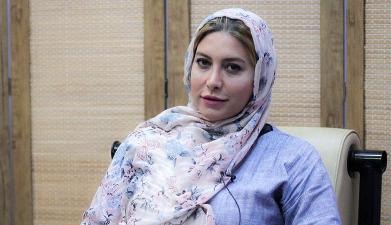 تصاویر/ ژست‌های عجیب فریبا نادری در حضورش در یک خبرگزاری