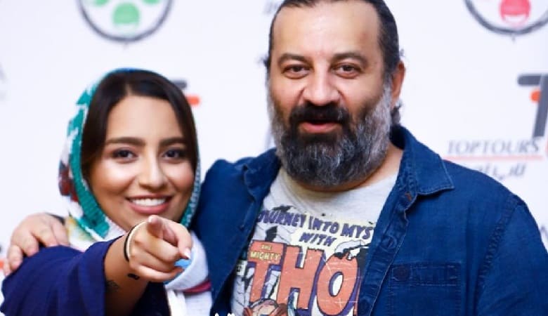 ژست خنده دار “مهراب قاسمخانی” در سفر با قطار/ عکس