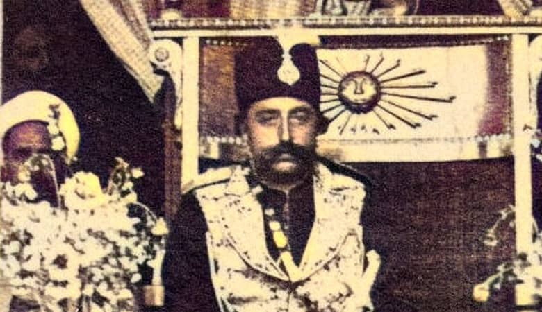 عکس نایاب از مراسم تاجگذاری “مظفرالدین شاه” با لباس و ژست خاصش!