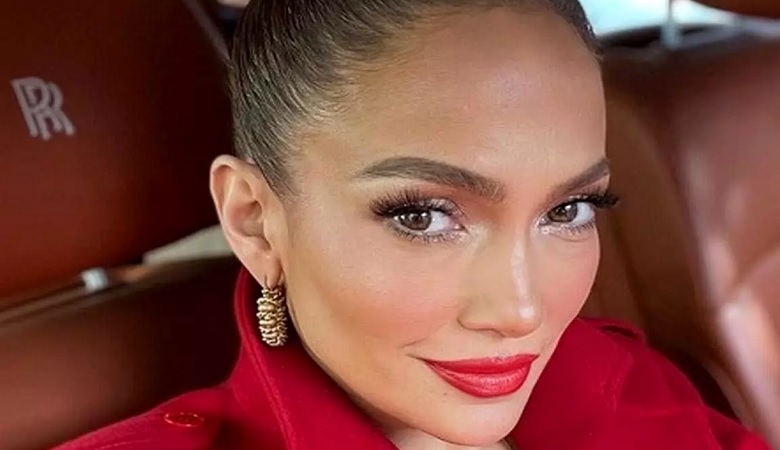 تیپ عجیب “جنیفر” با این مانتوی خیلی بلند سوژه شد/ تصاویر