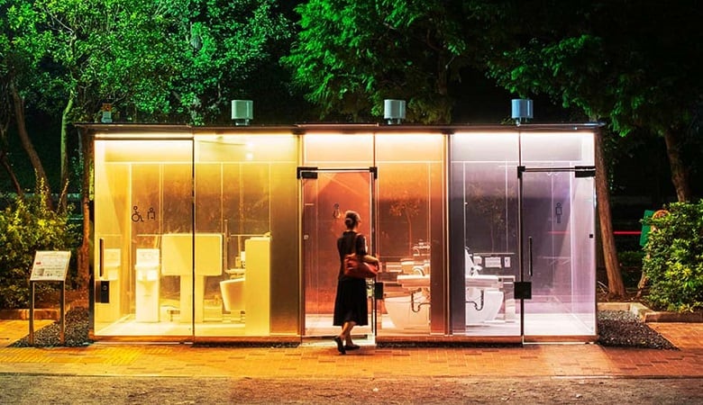 تصاویر/ توالت عمومی شفاف در ژاپن و دلیل عجیب ساخت آن!