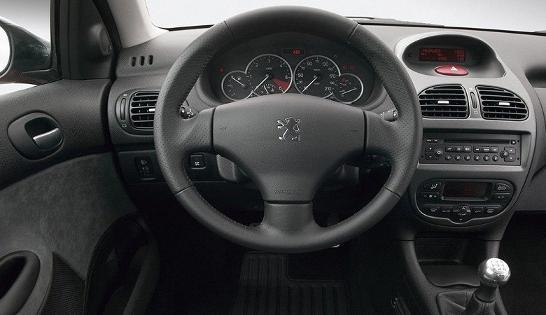 ویدئو/ انفجار ترسناک داخل پژو ۲۰۶ به علت گرما!