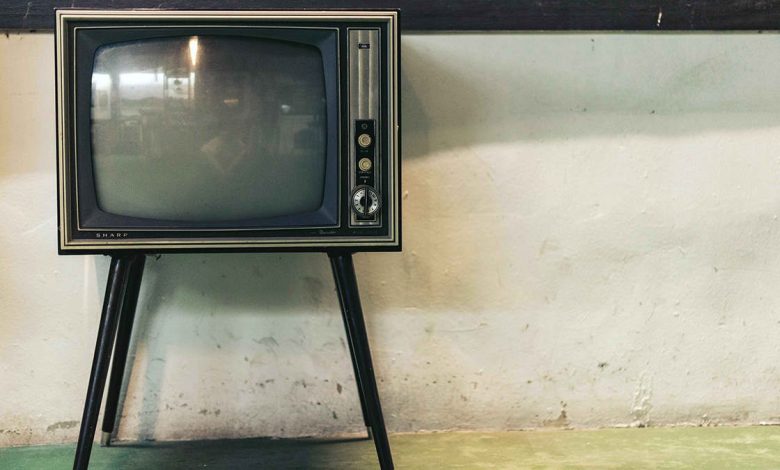 ژست عجیب “خانم بازیگر” در یک جای ترسناک برای تبلیغات/ عکس