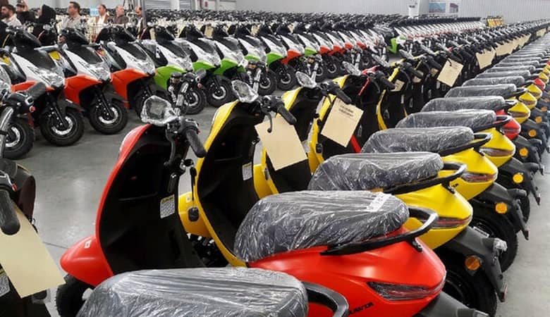 عکس لو رفته از یک زن محجبه موتورسوار با ست عجیب لباسهایش/ عکس