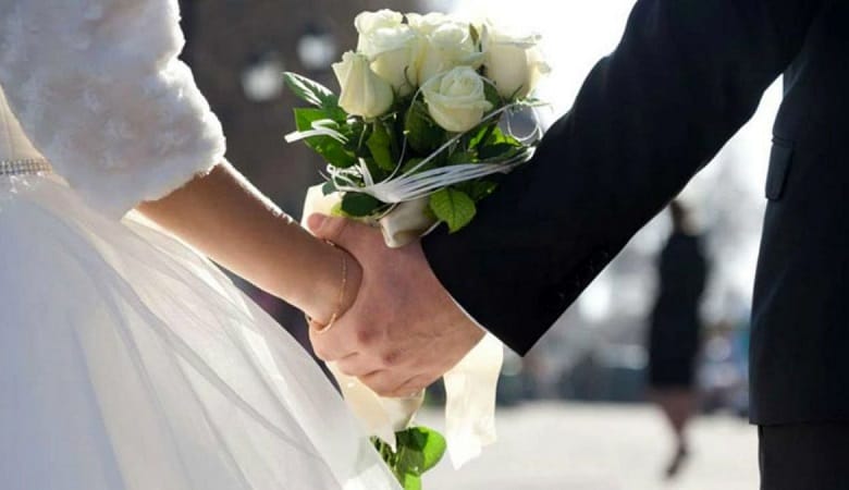 لباس عروس باورنکردنی این سگ در روز ازدواجش با پسر جوان/ عکس