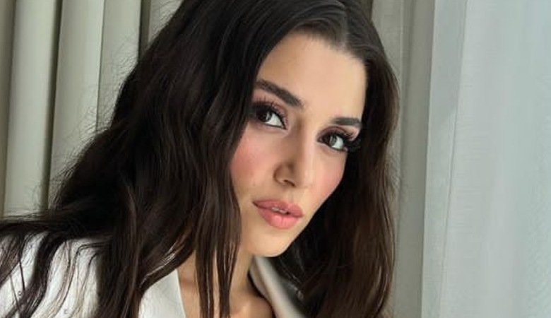 ژستهای لاکچری هانده ارچل در قایق تفریحی