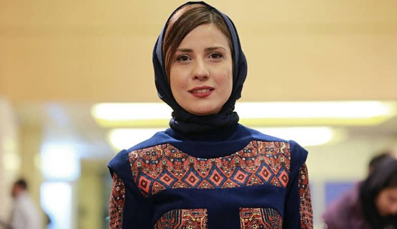 لباس عروس عجیب “خانم بازیگر ایرانی” با چکمه/ عکس