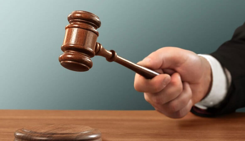 عکس/ مردی که در دادگاه خانواده به همسرش التماس میکند!