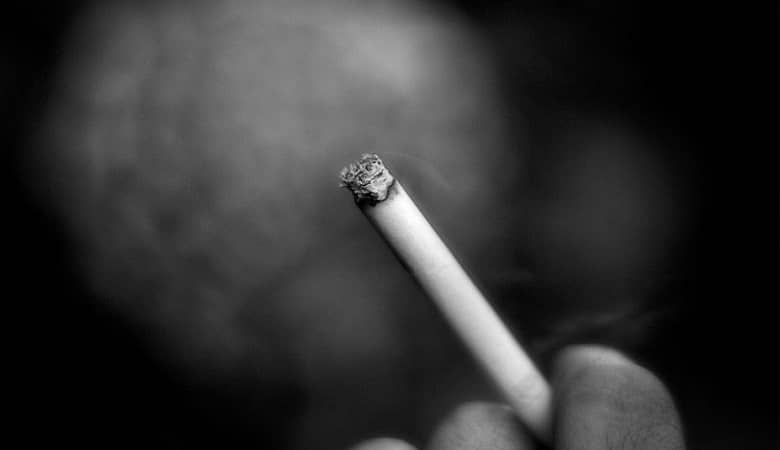 اعتیاد این پسر 2 ساله به 40 نخ سیگار در روز/ عکس