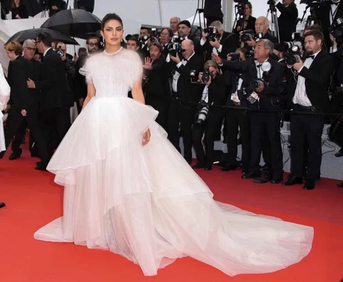 حضور عجیب “خانم بازیگر” با لباس عروس در یک فستیوال بزرگ/ عکس