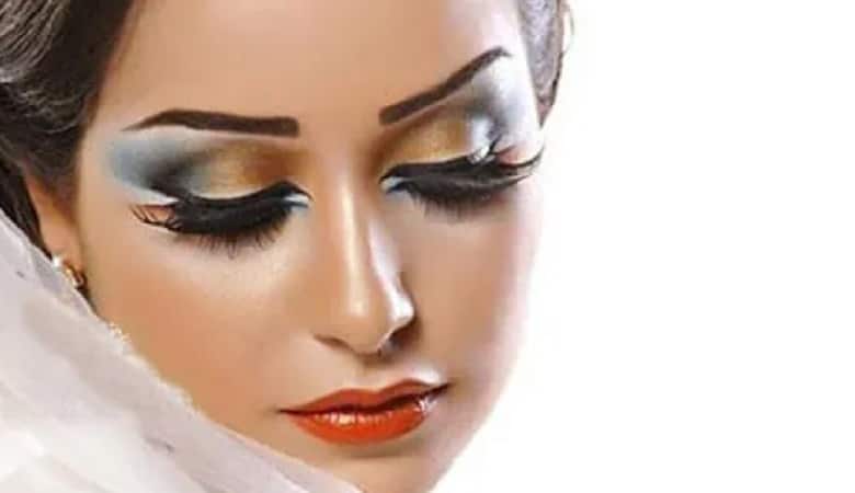 عکس/ میتوانید حدس بزنید که این خانم با میکاپ غلیظ کدام بازیگر است؟