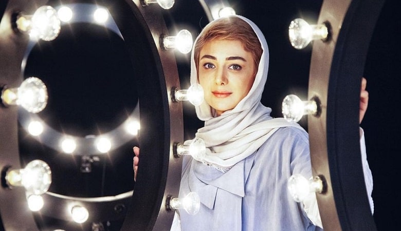 عکس/ خانم بازیگر با مینی اسکارفش بین ماشینها رژه میرود!