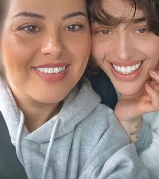 باورتان می شود خانم جوان در این عکس مادر “ریحانه پارسا” است/ عکس