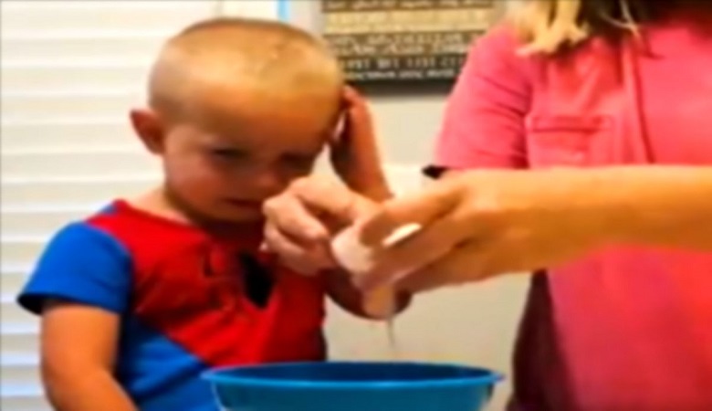 ویدئو/ خشم کاربران از شوخی عجیب و بی رحمانه والدین با کودکان!