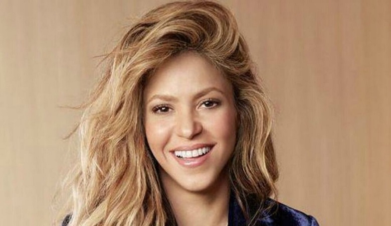 تنها مردی که شکیرا بر پاهایش بوسه زد+عکس