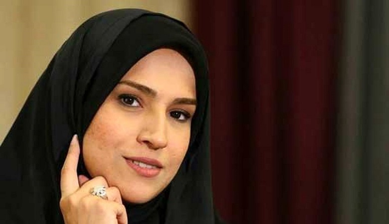 عکس/ تفریح جالب زهرا چخماقی خبرنگار مشهور کنار ساحل