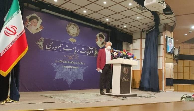شوی احمدی نژاد با کت قرمز سوژه شد! +عکس