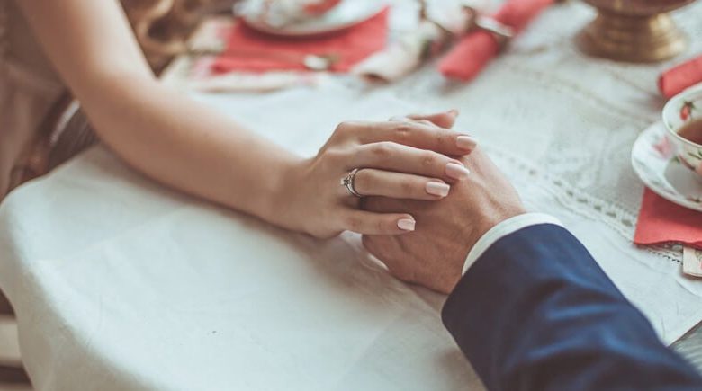 تتلو در زندان نماز می خواند