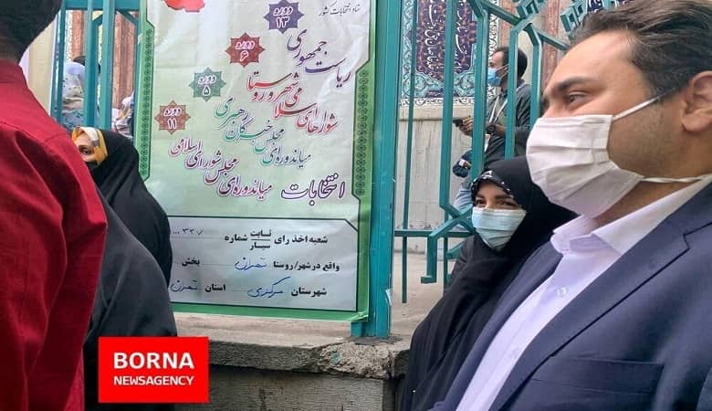 تصویری از دختر و داماد روحانی در صف رأی گیری