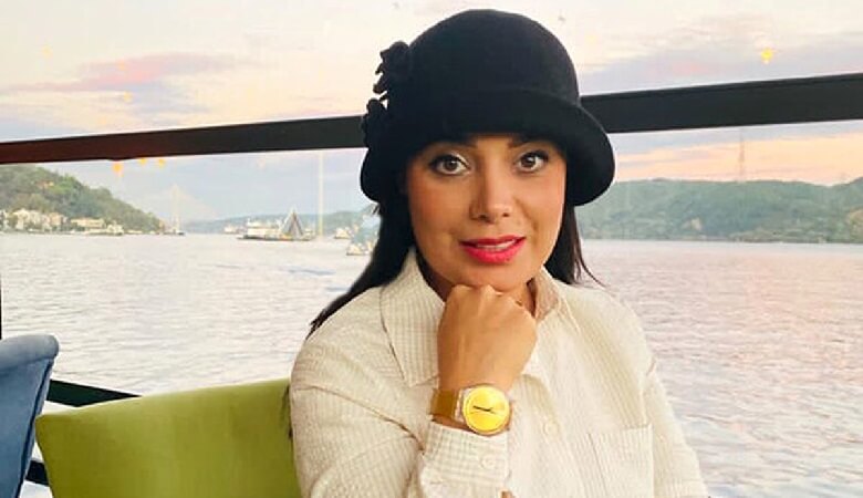 عکس/ لباس گل منگلی مجری صدا و سیما کنار دریا