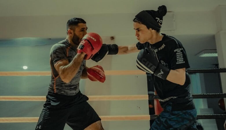 عکس/ تینا آخوندتبار در آغوش پدرش